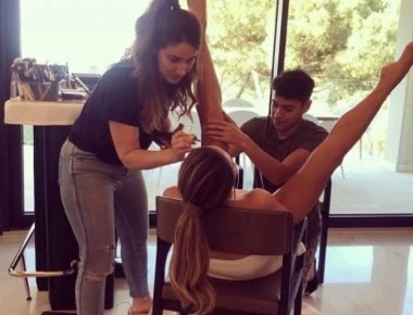 Η φωτογραφία της Chrissy Teigen με ορθάνοιχτα πόδια που έγινε viral